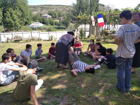 Photo : à l'extérieur, un atelier premiers secours