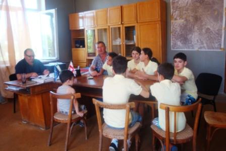Photo : Monsieur le maire prend note du rapport des enfants