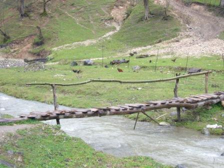 Photo : La passerelle qui permet l'accès à la maison d'Islari