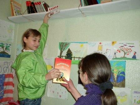 Photo : Prêt d'un livre de la bibliothèque